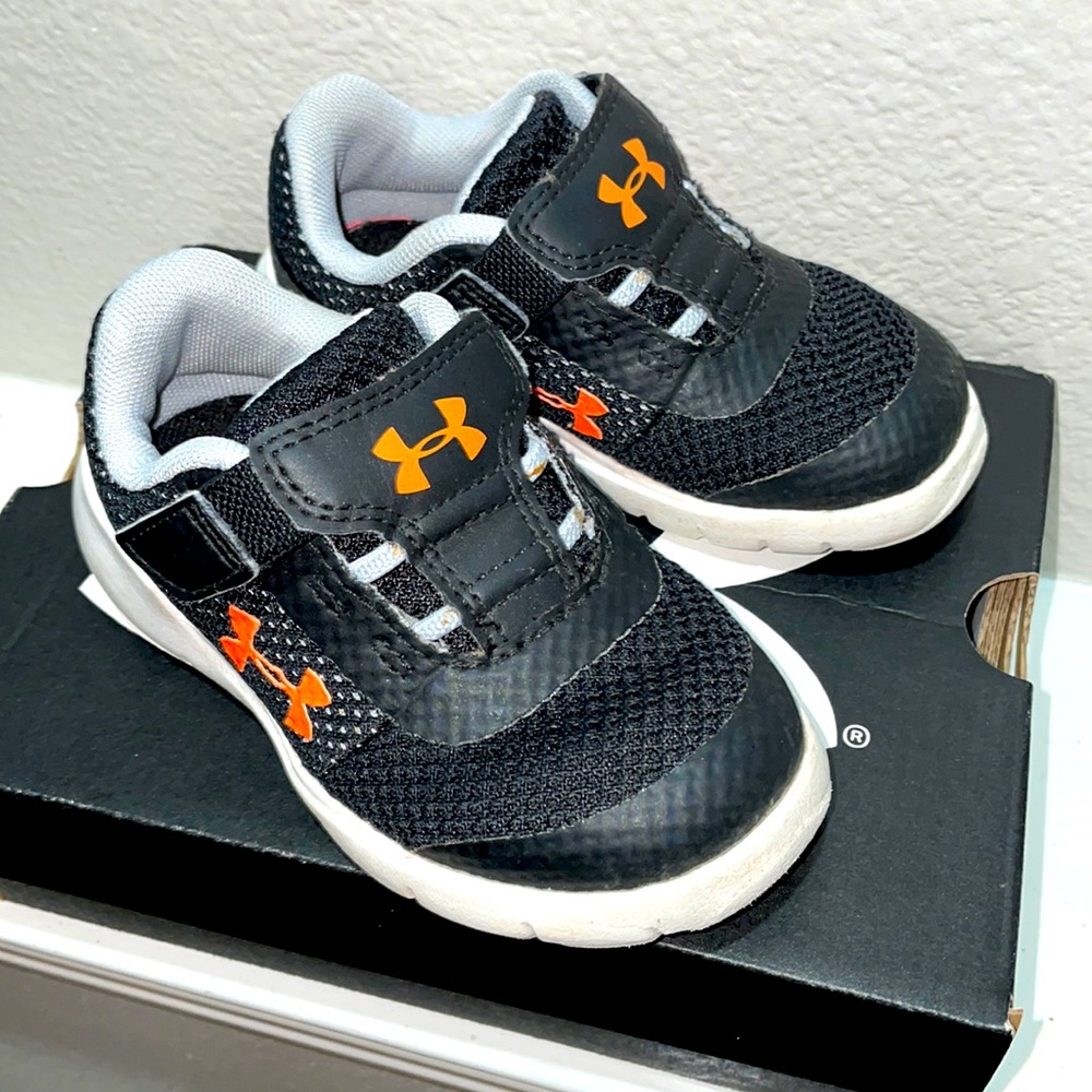 VGUC UNDER ARMOUR SNEAKERS SIZE 6